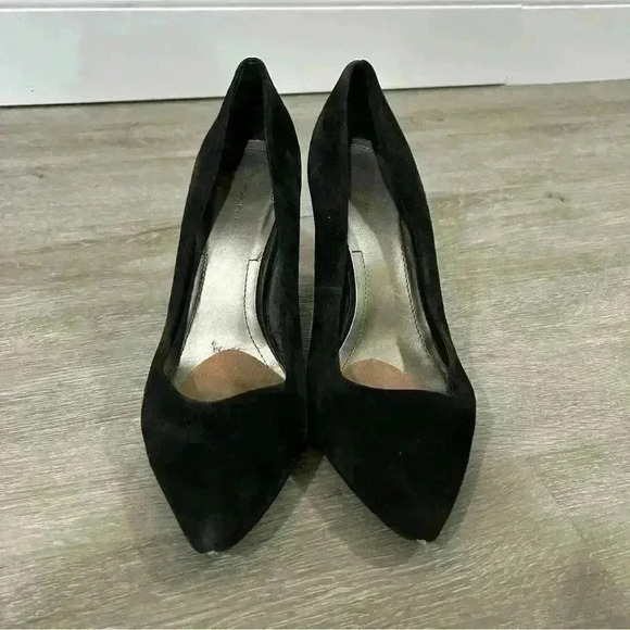 Tahari Tallie Black Suede Block Heel Point Toe Pump Size 8 - Picture 2 of 5